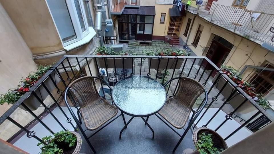3 Room Apartments , Rohatyntsyv Street Lviv Buitenkant foto
